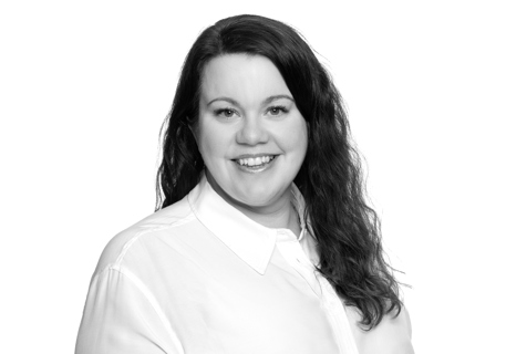 Portrettbilde av Stine Håheim i sort hvitt med smilende uttrykk