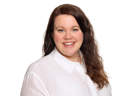 Portrettbilde av Stine Håheim i farger smilende