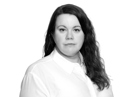 Portrettbilde av Stine Håheim i sort hvitt med alvorlig uttrykk