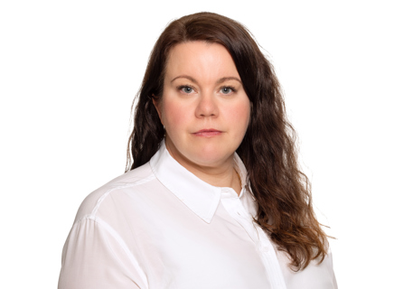 Portrettbilde av Stine Håheim i farger alvorlig uttrykk