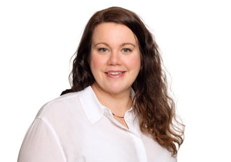 Portrettbilde av Stine Håheim i farger smilende