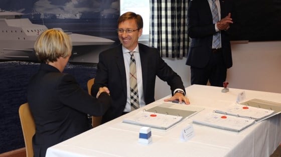 Direktør i Forsvarsmateriell, Mette Sørfonden, og konsernsjef i Vard, Roy Reite, gratulerte hverandre etter kontraktsigneringen.