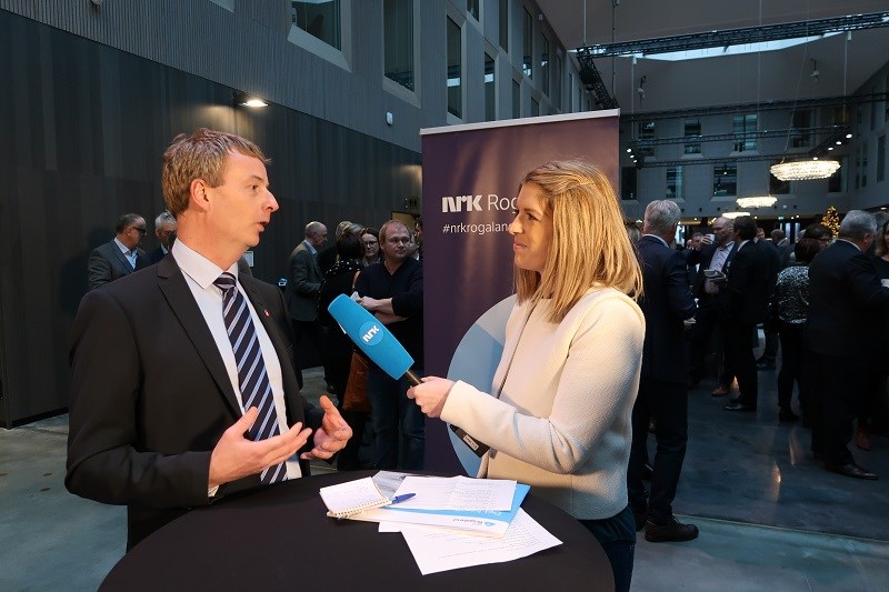Olje- og energiminister Terje Søviknes ble intervjuet av NRKs Inger Johanne Stenberg på Solakonferansen (foto: EBM/OED)