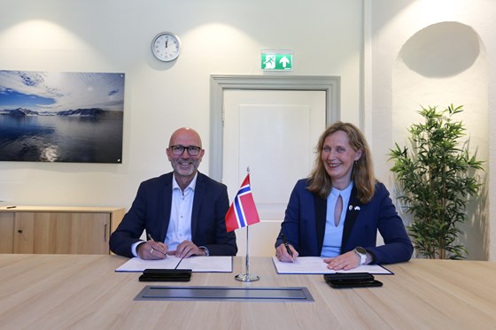 Atle Wøllo, administrerende direktør i Kongsberg Aviation Maintenance Services og direktør i Forsvarsmateriell (FMA) Gro Jære signerte avtalen i dag. 