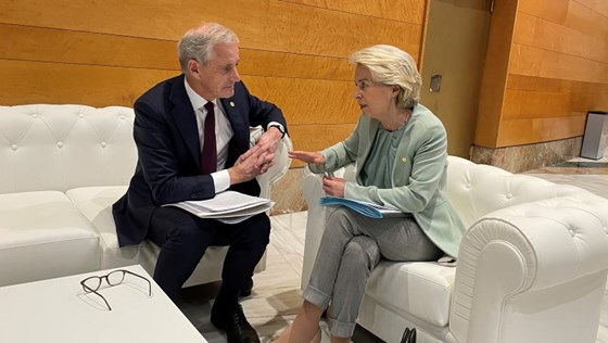 Statsminister Jonas Gahr Støre møtte EU-kommisjonens president Ursula von der Leyen torsdag da begge deltok på European Political Community i Granada.