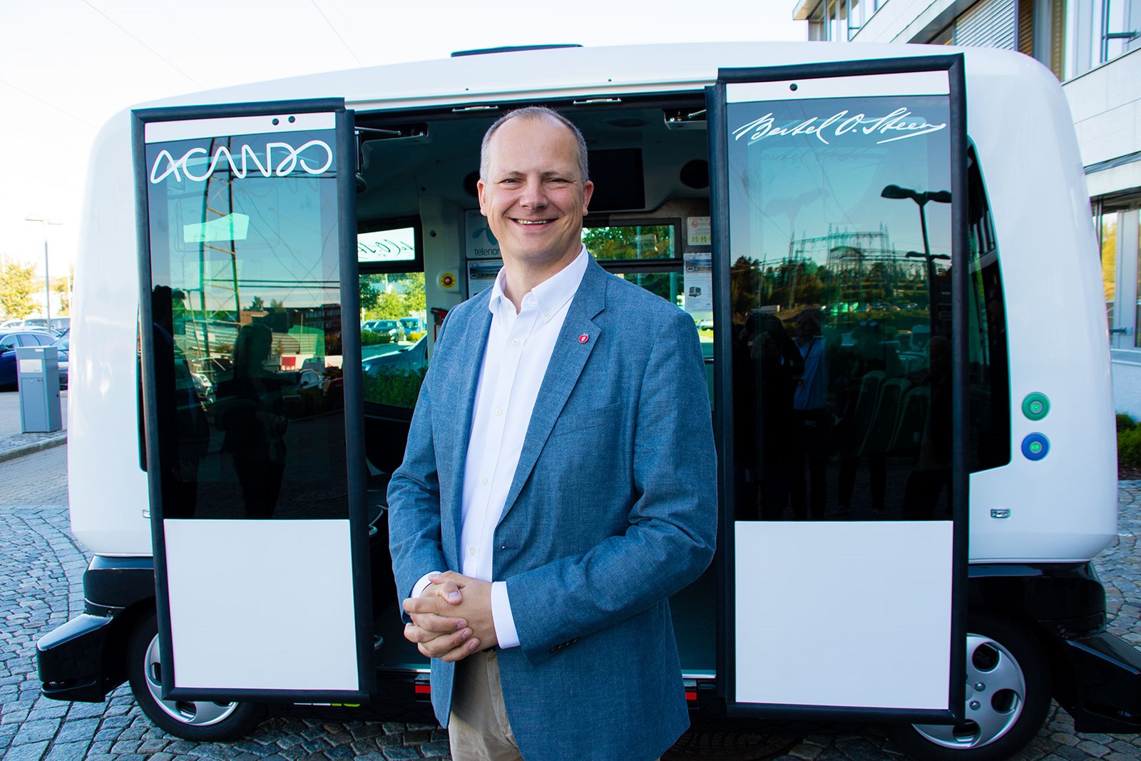 Samferdselsminister Ketil Solvik-Olsen foran en selvkjørende buss.