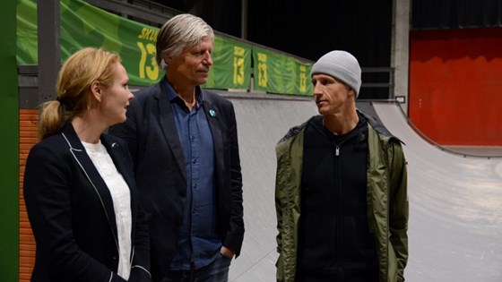 Linda Hofstad Helleland, Ola Elvestuen og Terje Håkonsen i skatehallen Skur 13 i Oslo.