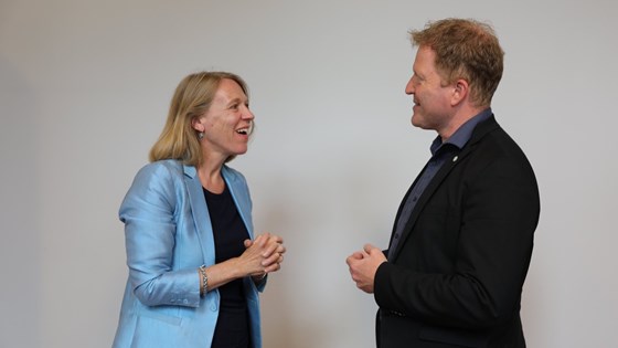Bilete av utanriksminister Anniken Huitfeldt og kommunal- og distriktsminister Sigbjørn Gjelsvik med kvit bakgrunn