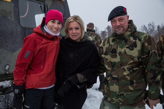 Forsvarsminister Ine Eriksen Søreide og den nederlandske forsvarsministeren Jeanine Hennis-Plasschaert besøkte det nederlandske marineinfanteriet på vintertrening utenfor Harstad.