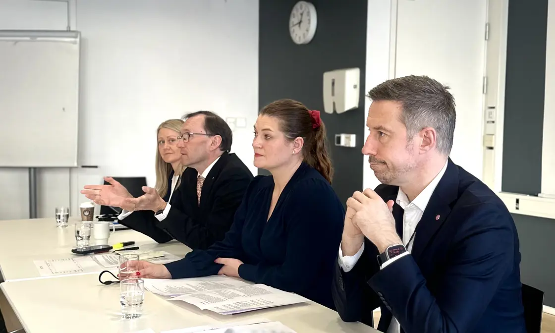 Næringsminister Cecilie Myrseth og utenriksminister Espen Barth Eide, her sammen med statssekretær i Utenriksdepartementet Astrid Bergmål og statssekretær for fiskeri- og havministeren, Even Tronstad Sagebakken.