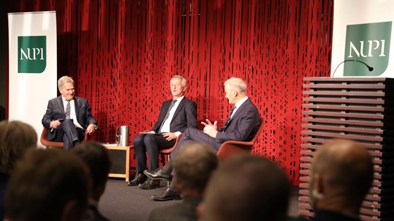 Finlands president Sauli Niinistö sitter i en stol på scenen sammen med statsminister Jonas Gahr Støre - de deltar i en samtale hos NUPI.