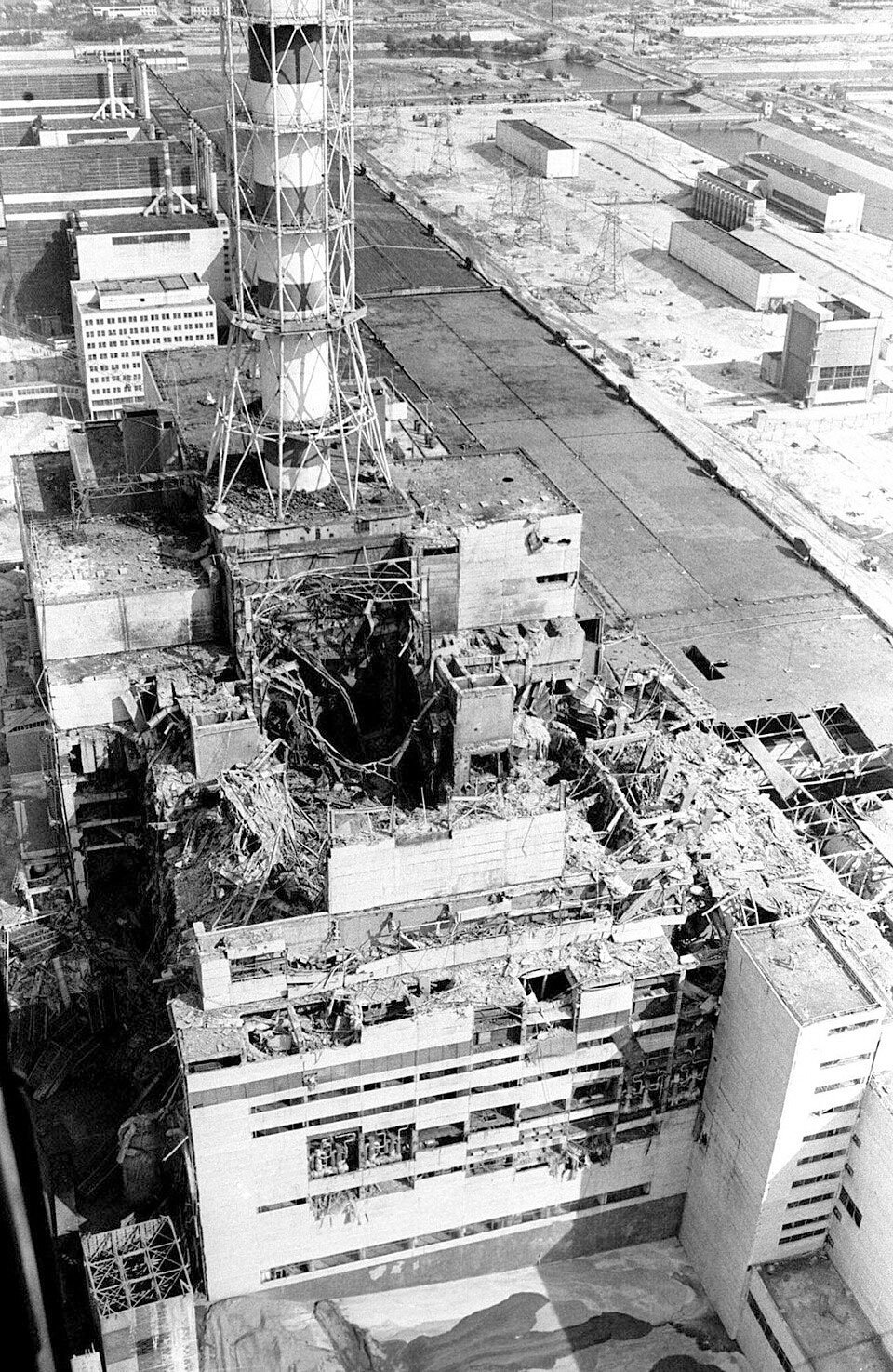 Figur 11.4 Tsjornobyl kjernekraftverk etter ulykken i 1986. Hullet viser hvor reaktor 4 en gang var plassert. 