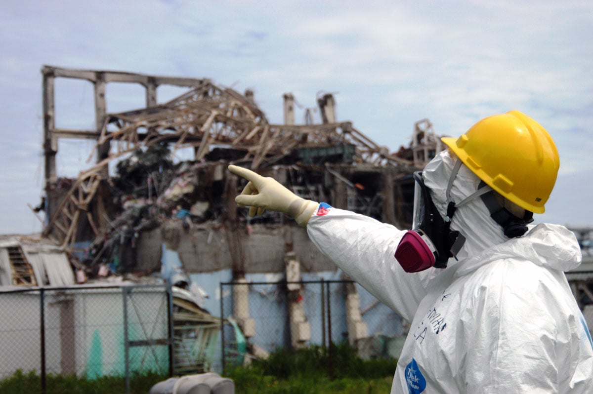 Figur 11.5 En representant fra IAEA besøker det ødelagte kraftverket Fukushima Dai-ichi