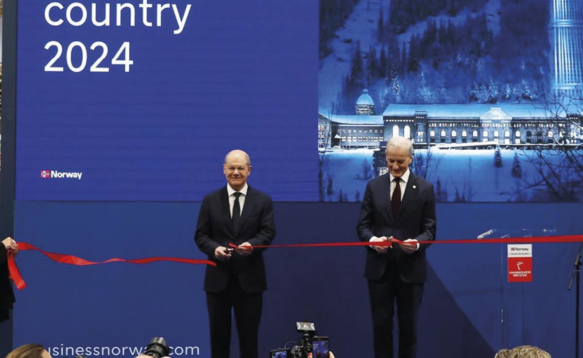 Et bilde som inneholder tekst, klær, dress, person

KI-generert innhold kan være feil.