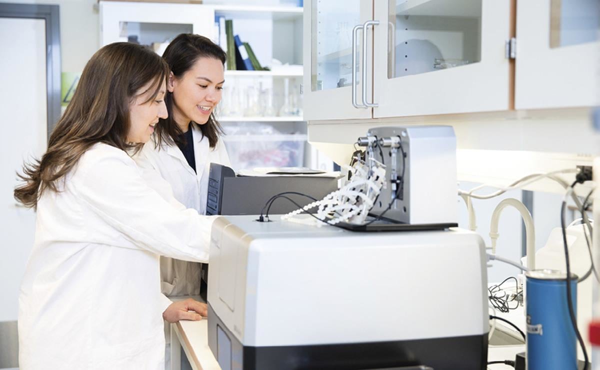 Et bilde som inneholder innendørs, Medisinsk utstyr, person, klær

KI-generert innhold kan være feil.