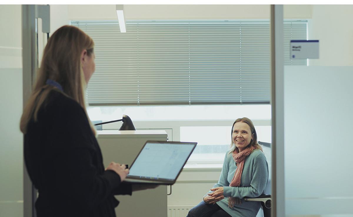 Et bilde som inneholder klær, person, innendørs, vegg

KI-generert innhold kan være feil.