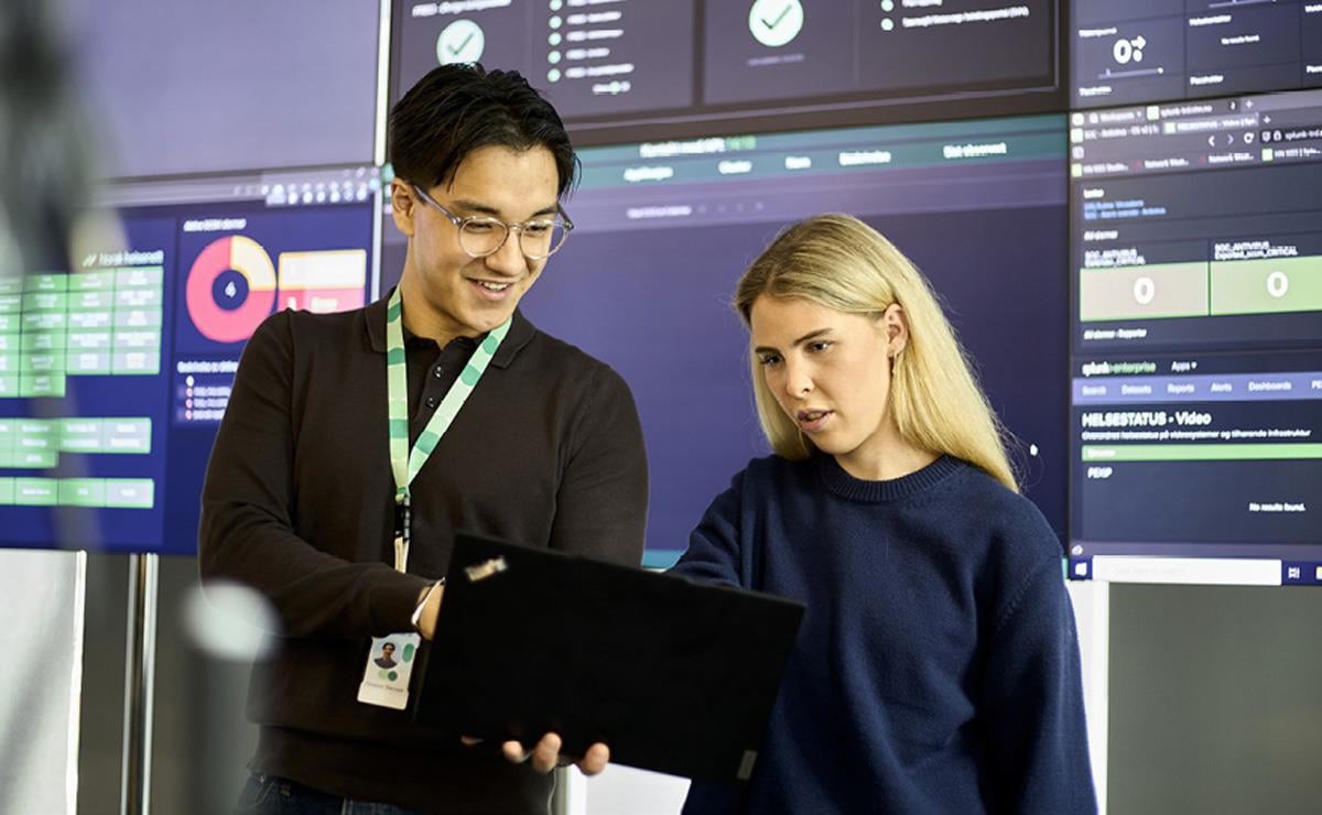 Et bilde som inneholder klær, person, Menneskeansikt, tekst

KI-generert innhold kan være feil.