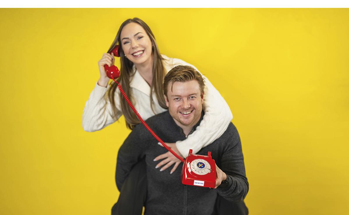 Et bilde som inneholder Menneskeansikt, klær, person, smil

KI-generert innhold kan være feil.