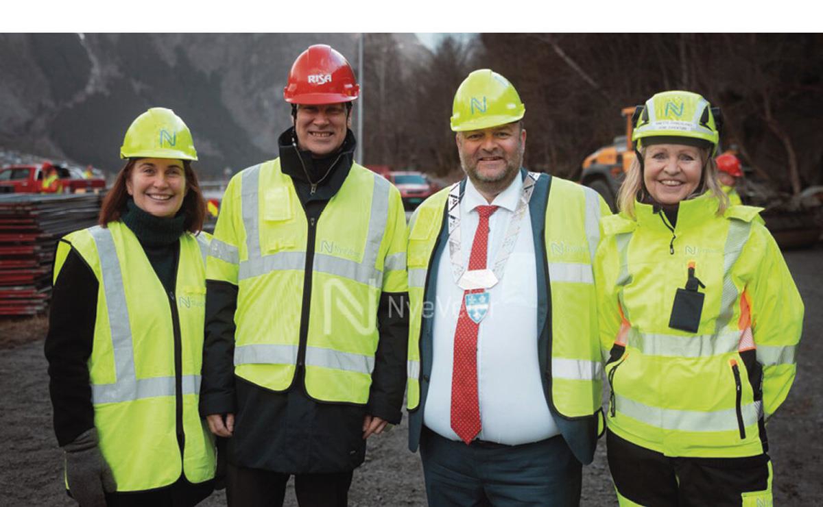 Et bilde som inneholder klær, person, Refleksklær, arbeidsantrekk

KI-generert innhold kan være feil.