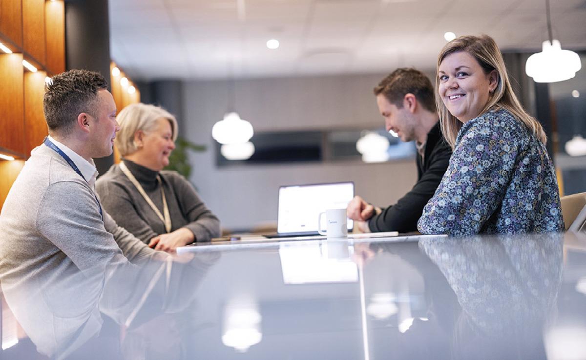 Et bilde som inneholder klær, Menneskeansikt, person, innendørs

KI-generert innhold kan være feil.