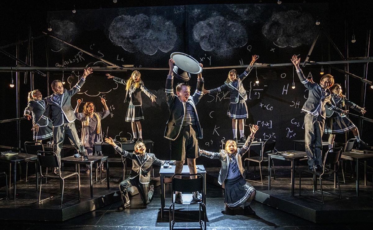 Et bilde som inneholder konsert, klær, underholdning, opptreden

KI-generert innhold kan være feil.