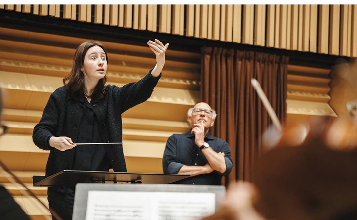 Et bilde som inneholder klær, person, innendørs, Menneskeansikt

KI-generert innhold kan være feil.