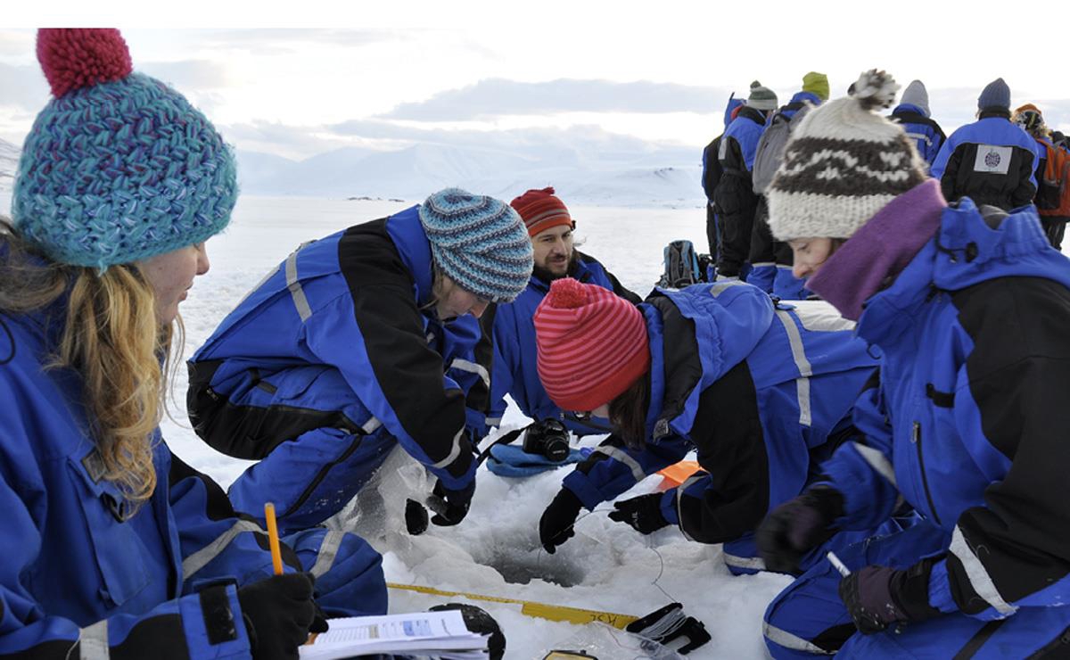 Et bilde som inneholder utendørs, person, klær, gruppe

KI-generert innhold kan være feil.