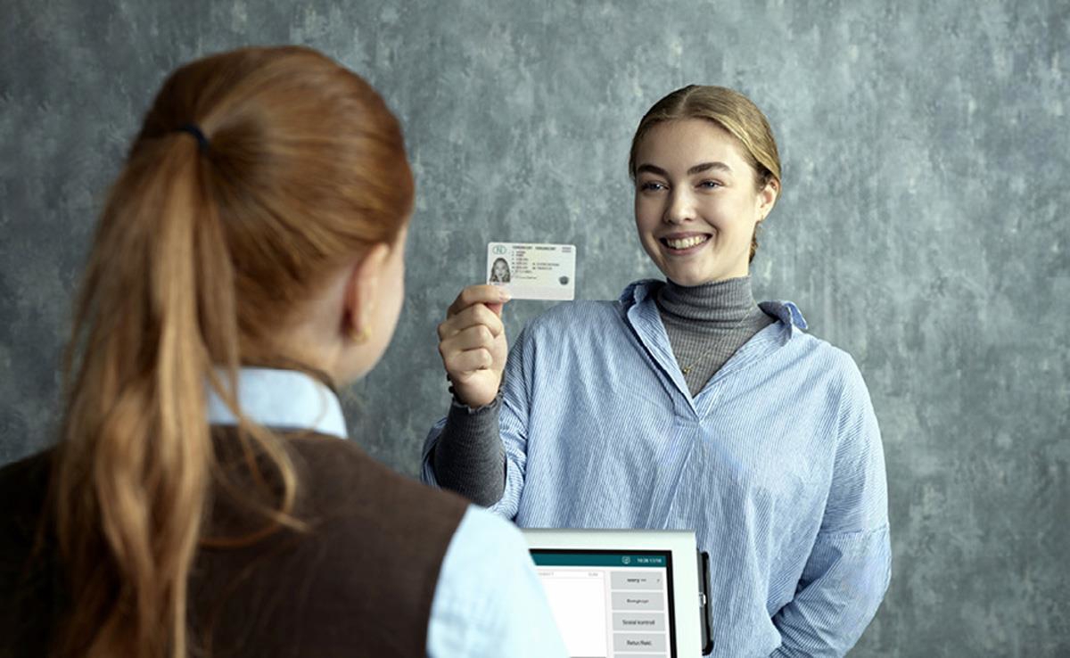 Et bilde som inneholder person, klær, Menneskeansikt, vegg

KI-generert innhold kan være feil.
