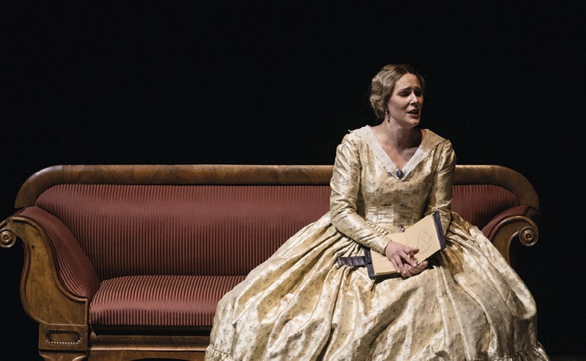 Et bilde som inneholder klær, Menneskeansikt, person, møbler

KI-generert innhold kan være feil.