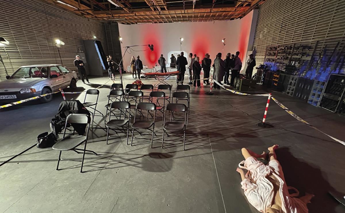 Et bilde som inneholder stol, innendørs, stativ, gulv

KI-generert innhold kan være feil.