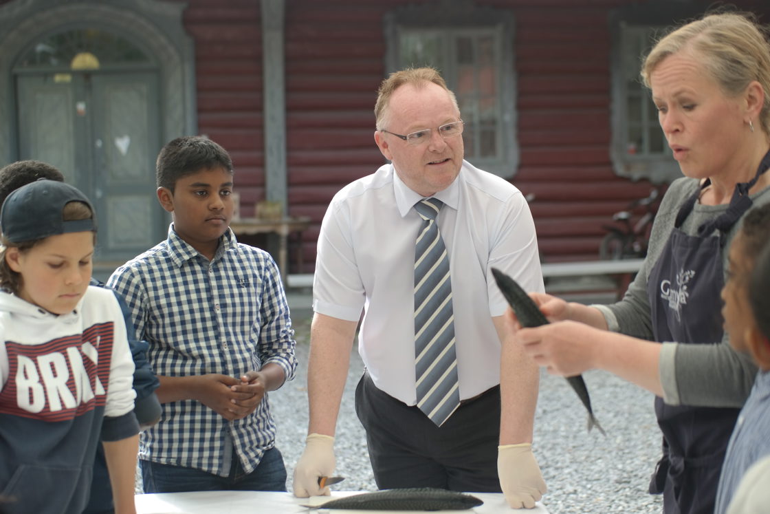 Fiskeriminister Per Sandberg besøkte Geitmyra matkultursenter for å dele ut penger til sjømatprosjekter