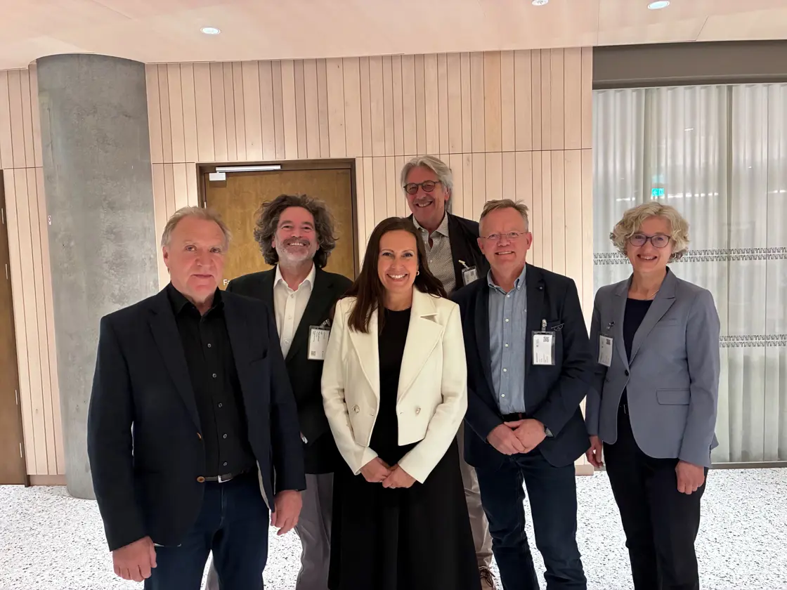 Bildet viser fiskeri- og havminister Marianne Sivertsen Næss i møte med styringsgruppen for samfunnsoppdraget om bærekraftig fôr