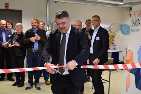 Olje- og energiminister Klell-Børge Freiberg åpner det nye senteret i Trondheim.