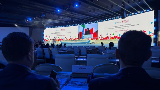 Stor skjerm med mennesker i forgrunnen