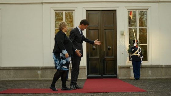 Statsminister Erna Solberg blir tatt i mot av Nederlands statsminister Mark Rutte.