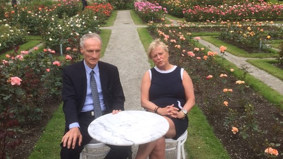 Uformelt møte i hagen i Rosendal mellom kulturminister Thorhild Widvey og den danske kulturministeren Bertel Haarder. 