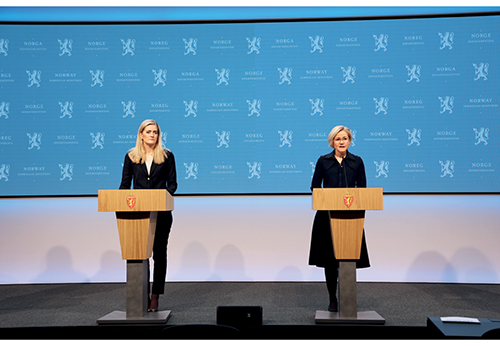 Figur 10.5 Justis- og beredskapsminister Emilie Enger Mehl og helse- og omsorgsminister Ingvild Kjerkol under pressekonferanse 19. november 2021.