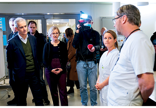 Figur 12.2 Statsminister Jonas Gahr Støre og helse- og omsorgsminister Ingvild Kjerkol besøkte Akershus universitetssykehus 23. november 2021.