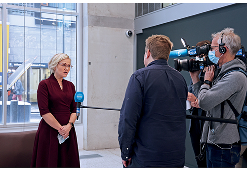 Figur 2.8 Helse- og omsorgsminister Ingvild Kjerkol møter pressen etter første pressekonferanse om omikronvarianten, 1. desember 2021.