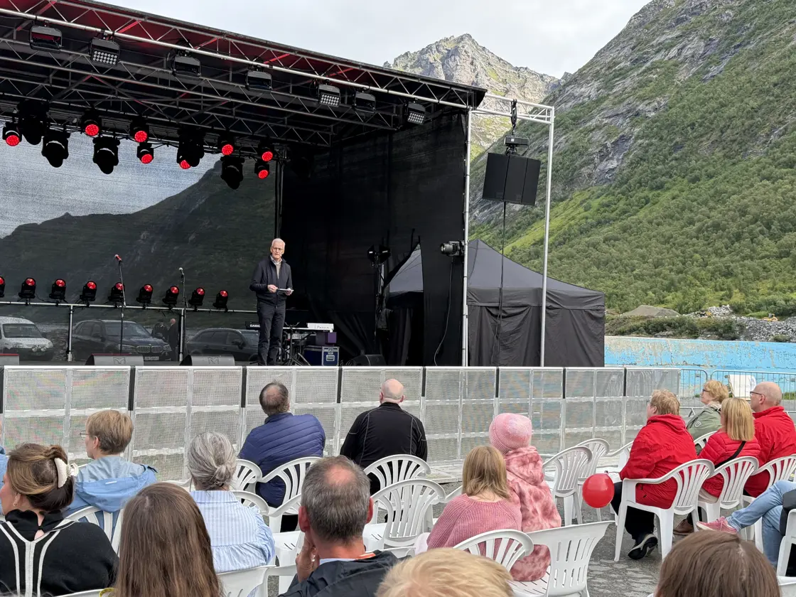Statsministeren står på scenen.