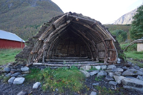Sjøsamisk naust bygde i tradisjonell stil med bruk av bjørk, never og torv.