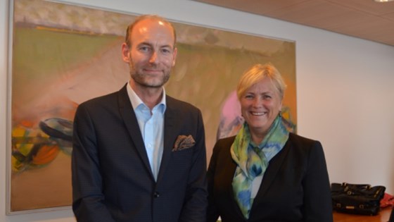 Utvalgsleder Knut Olav Åmås og kulturminister Thorhild Widvey.