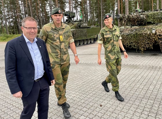 Forsvarsminister Bjørn Arild Gram møtte sjef Hæren Lars Lervik og Lars Samuel Samuelsen og sjef for Hærens skole for rekrutt og fagutdanning på Rena. 