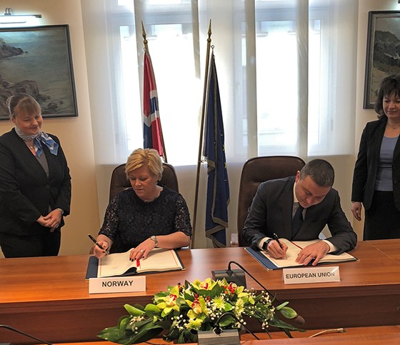 Bilde av signering av avtale med å sikre tettere samarbeid mellom Norge og EU i kampen mot merverdiavgiftssvindel.