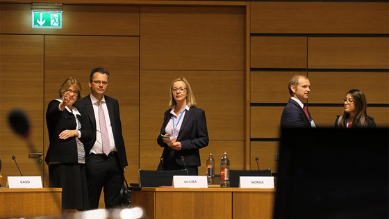 Fra venstre: Ambassadør Sletnes, statsskretær Åmland og justisrådene Myhren og Sørby.