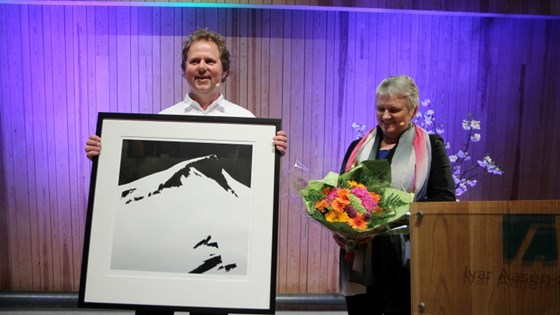 Prisvinnar Jan Zahl får tildelt prisen på 50.000 kroner og eit trykk av kunstnaren Per Kleiva av dagleg leiar i NRK Nynorsk mediesenter og sekretær for juryen Magni Øvrebotten.
