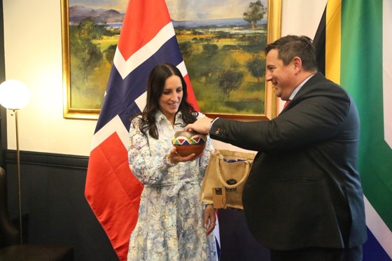 Statssekretær Hanne Berit Brekken og landbruksminister John Steenhuisen i Sør-Afrika