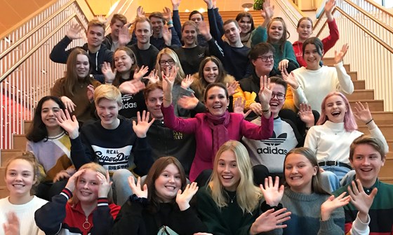 Ungdomsminister Linda Hofstad Helleland saman med ungdommar under kafédialog i Molde i desember 2018