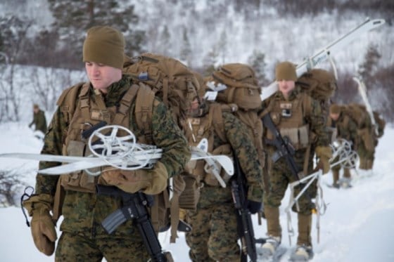 Amerikanske marineinfanterister bruker truger for å komme seg frem.
