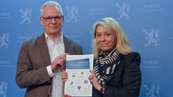 Utvalgsleder Terje P. Hagen overleverte 1. februar ekspertutvalgets rapport om nye oppgaver til fylkeskommunene til kommunal- og moderniseringsminister Monica Mæland. Foto: KMD 